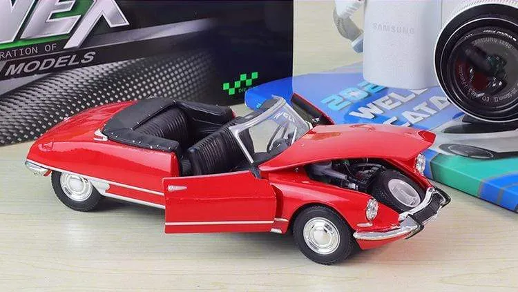 Diecast 1:24 Car CITROEN DS 19 Cabriolet Simulator Classic Model Vintage Car Alloy Metal Toy Car For Kid Gift Collection